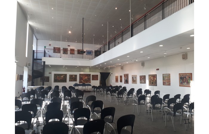 La Sala Civica Radio è la sala disponibile per riunioni e manifestazioni pubbliche a sostegno di attività di rilevanza sociale, culturale, ricreativa, artistica, sportiva e di promozione  della occupazione locale a sostegno di Gruppi Sportivi – Gruppi Culturali - Associazioni Sportive - Associazioni Culturali - Partiti Politici -  Associazioni di Categoria - Associazioni aventi quali scopo lo sviluppo delle attività produttive o occupazioni locali, Associazioni Combattentistiche e d’Arma, con preferenza a quelli aventi sede nel territorio del Comune.